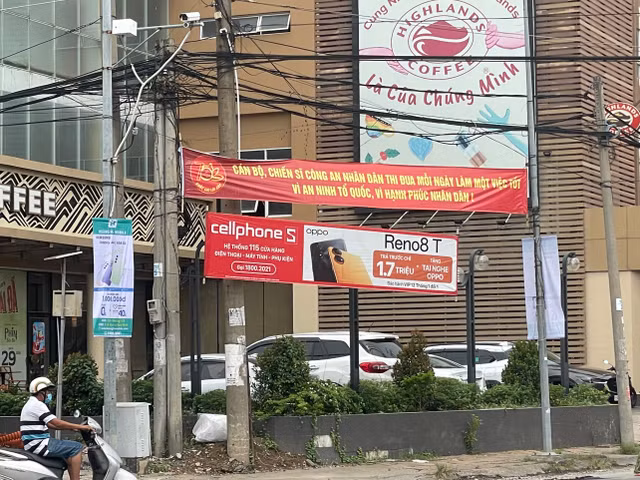 CellphoneS 'dai nao' duong pho bang cac bang ron quang cao sai pham-Hinh-5