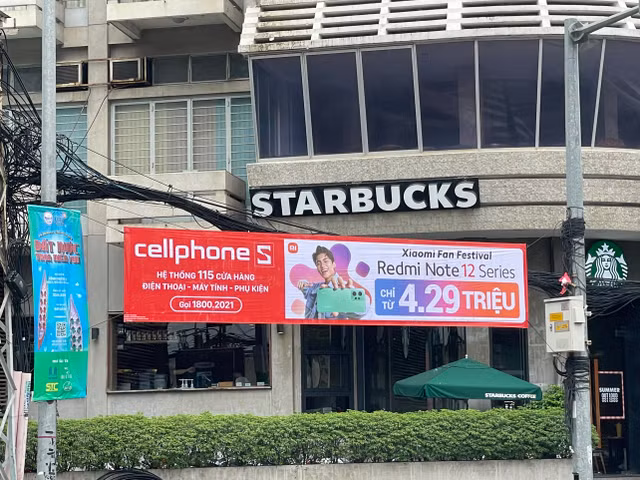 CellphoneS 'dai nao' duong pho bang cac bang ron quang cao sai pham-Hinh-3