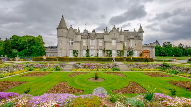Kham pha toa lau dai co kinh o Scotland cua Hoang gia Anh
