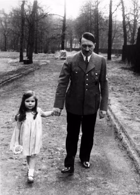 Trùm phát xít Hitler đặc biệt có biểu cảm lạ khi chụp ảnh với trẻ em Trum phat xit Hitler dac biet co bieu cam la khi chup anh voi tre em