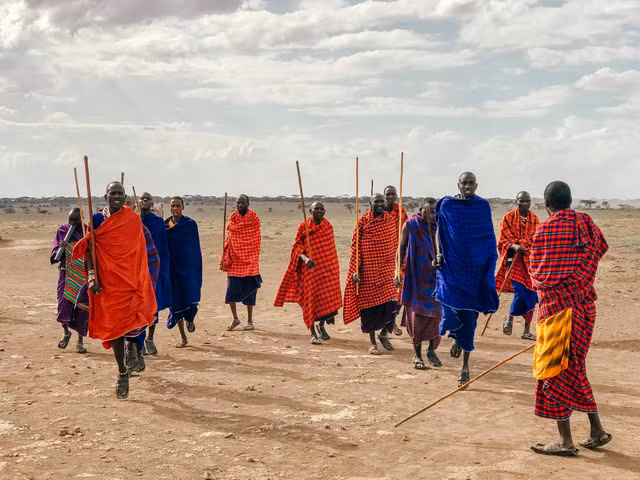 Vì sao bộ tộc người Maasai lấy phân trâu bò để xây nhà? - Hình 6 Vi sao bo toc nguoi Maasai lay phan trau bo de xay nha?-Hinh-6