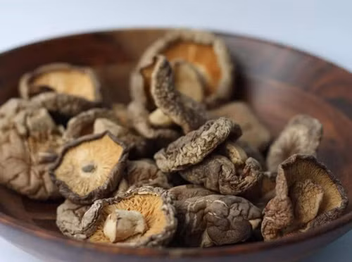 Cách ngâm nấm hương khô đúng chuẩn, sạch sẽ Cach ngam nam huong kho dung chuan, sach se