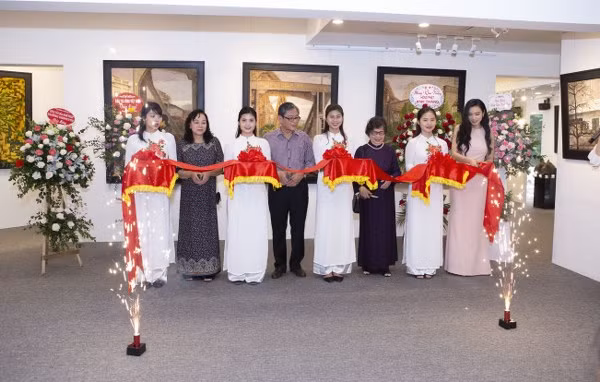 Hoa si Luong Giang ra mat phong tranh Megan Gallery thu 2 o Ha Noi-Hinh-8