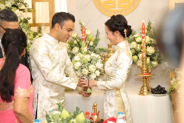 NTK Nhật Dũng - Người chăm lo trang phục cưới truyền thống cho đám cưới Võ Hạ Trâm NTK Nhat Dung - Nguoi cham lo trang phuc cuoi truyen thong cho dam cuoi Vo Ha Tram