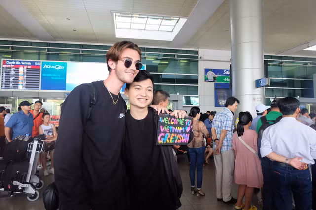 'Thần đồng âm nhạc' Greyson Chance bất ngờ xuất hiện tại Việt Nam - Hình 2 'Than dong am nhac' Greyson Chance bat ngo xuat hien tai Viet Nam-Hinh-2