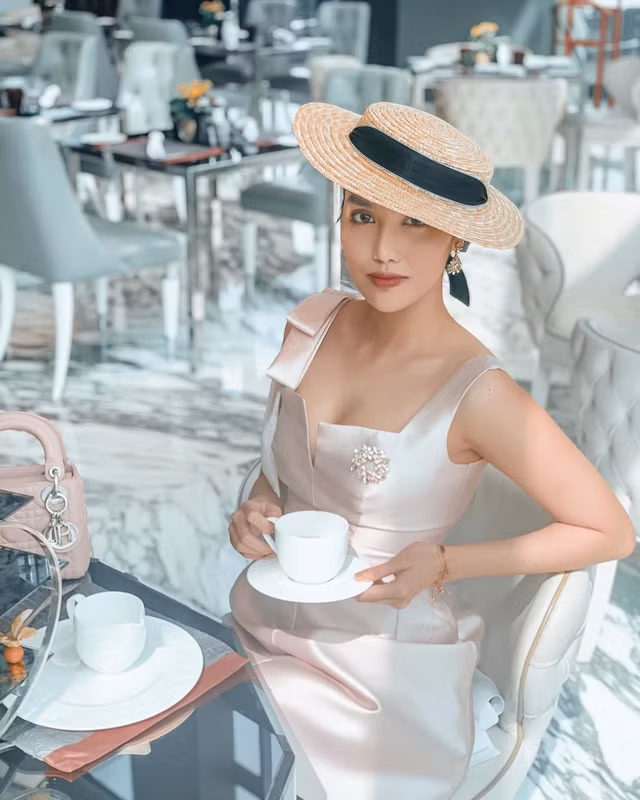 Người đẹp Lan Khuê ngày càng chuộng gu ăn mặc gợi cảm - Hình 4 Nguoi dep Lan Khue ngay cang chuong gu an mac goi cam-Hinh-4