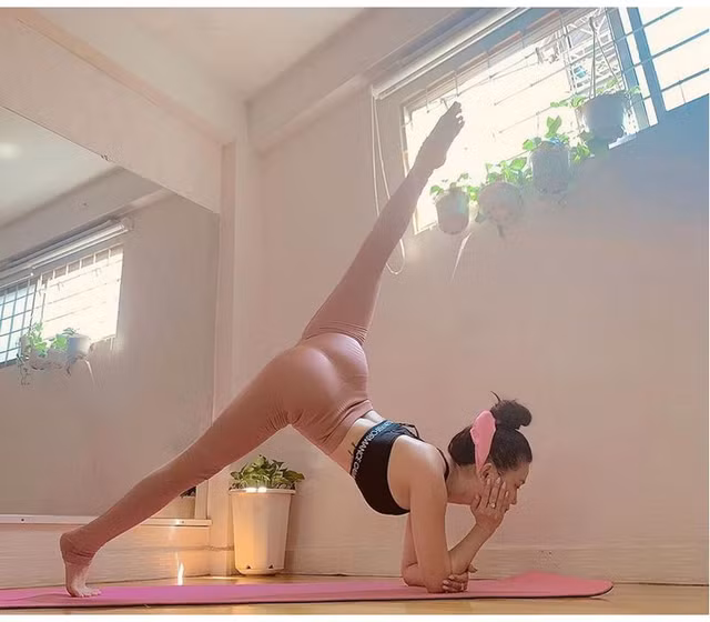 Sĩ Thanh biển diễn các tư thế yoga cực quyến rũ Si Thanh bien dien cac tu the yoga cuc quyen ru