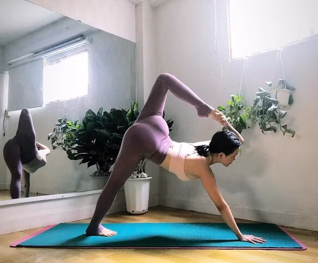 Sĩ Thanh biển diễn các tư thế yoga cực quyến rũ - Hình 2 Si Thanh bien dien cac tu the yoga cuc quyen ru-Hinh-2