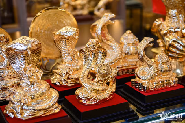 Năm Tỵ, nhiều linh vật rắn mạ vàng độc đáo giá đắt đỏ - Hình 2 Nam Ty, nhieu linh vat ran ma vang doc dao gia dat do-Hinh-2