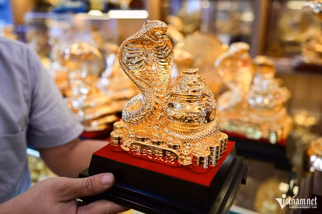 Năm Tỵ, nhiều linh vật rắn mạ vàng độc đáo giá đắt đỏ - Hình 8 Nam Ty, nhieu linh vat ran ma vang doc dao gia dat do-Hinh-8