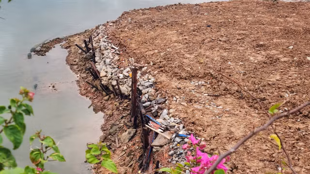Cây cầu đẹp nhất tỉnh Quảng Ninh bị bãi chất thải bủa vây - Hình 3 Cay cau dep nhat tinh Quang Ninh bi bai chat thai bua vay-Hinh-3