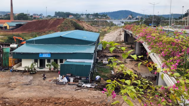Cây cầu đẹp nhất tỉnh Quảng Ninh bị bãi chất thải bủa vây Cay cau dep nhat tinh Quang Ninh bi bai chat thai bua vay