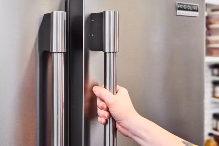 Ngoài không gian chứa thực phẩm, tay nắm cửa tủ lạnh cũng là khu vực chứa rất nhiều vi khuẩn do thường xuyên tiếp xúc với tay người dùng sau khi chế biến thức ăn sống trong bếp.