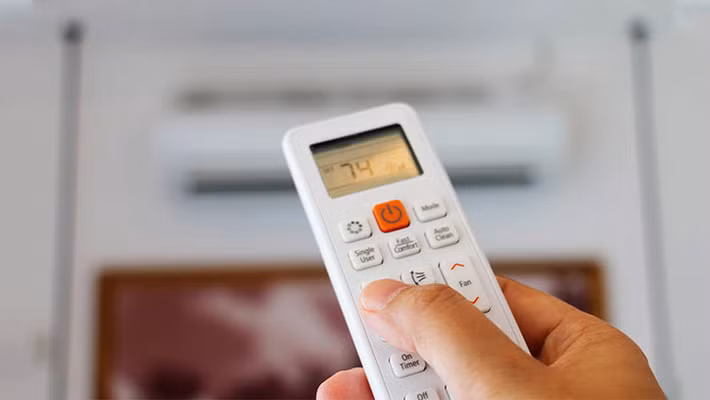 Cụ thể, khi bật chế độ “On”, quạt gió của điều hòa sẽ chạy liên tục kể cả lúc máy nén đã ngừng làm lạnh, đồng nghĩa hệ thống vẫn tiêu thụ điện để duy trì luồng gió trong phòng suốt nhiều giờ liền.