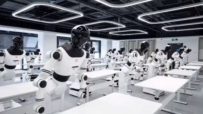Tại một trung tâm huấn luyện ở Bắc Kinh, robot được cho tiếp xúc với dữ liệu đời thực để hình thành khả năng phản xạ và xử lý tình huống linh hoạt như con người.