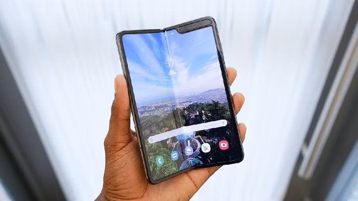 Những mẫu smartphone gập đầu tiên như Galaxy Fold hay Huawei Mate X từng gây chú ý nhưng còn nhiều hạn chế về độ bền, nếp gấp màn hình và mức giá cao.