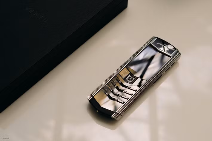 Sau khi bị bán cho quỹ đầu tư và liên tục đổi chủ, Vertu rơi vào khủng hoảng tài chính, không thể cân bằng chi phí sản xuất cao với doanh số giảm, buộc phải đóng cửa nhà máy tại Anh vào năm 2017.