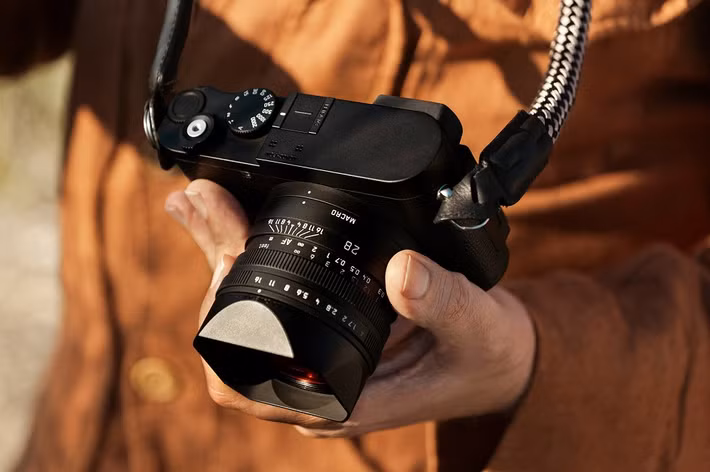 Ống kính Summilux 28 f/1.7 ASPH mang đến khả năng thu sáng mạnh và chế độ macro 17 cm.