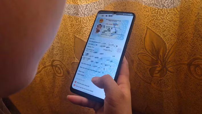 Điều đáng lo là ứng dụng nhắn tin giờ không còn chỉ chứa vài đoạn chat thông thường mà đã trở thành nơi lưu trữ ảnh căn cước công dân, sao kê ngân hàng, tài liệu công việc, mật khẩu cá nhân và cả lịch trình di chuyển của người dùng.