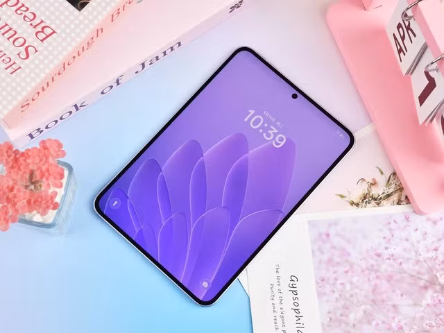 Thiết bị gây ấn tượng với độ mỏng chỉ 5,39mm và trọng lượng 279 gram, trở thành một trong những tablet nhỏ nhẹ nhất hiện nay, hướng tới trải nghiệm di động tối ưu.