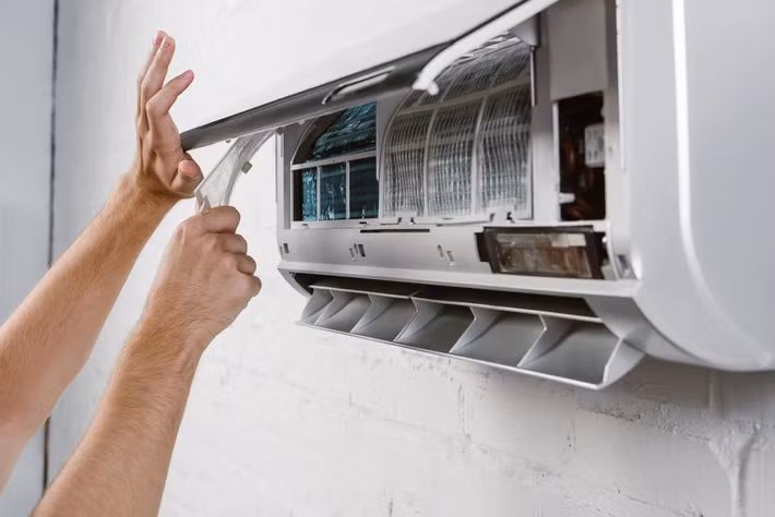 Theo nhiều nghiên cứu về chất lượng không khí trong nhà, một chiếc điều hòa bẩn sau khoảng một năm sử dụng có thể chứa lượng vi khuẩn cao gấp hàng chục lần so với nhiều vật dụng quen thuộc trong gia đình, khiến mỗi hơi thở khi ngủ trở thành nguy cơ tiềm ẩn cho hệ hô hấp.