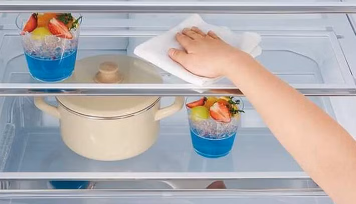 Đối với vệ sinh sâu, tủ lạnh nên được làm sạch toàn diện ít nhất bốn lần mỗi năm bằng cách rút điện, lấy hết thực phẩm ra ngoài rồi lau bên trong bằng dung dịch an toàn như nước pha giấm, chanh hoặc baking soda.