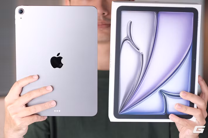 Phiên bản iPad Air M4 vừa ra mắt gây chú ý khi gần như không thay đổi về ngoại hình, nhưng lại được nâng cấp mạnh mẽ về phần cứng, trở thành lựa chọn đáng cân nhắc trong phân khúc tablet cao cấp. (Ảnh: Genk)