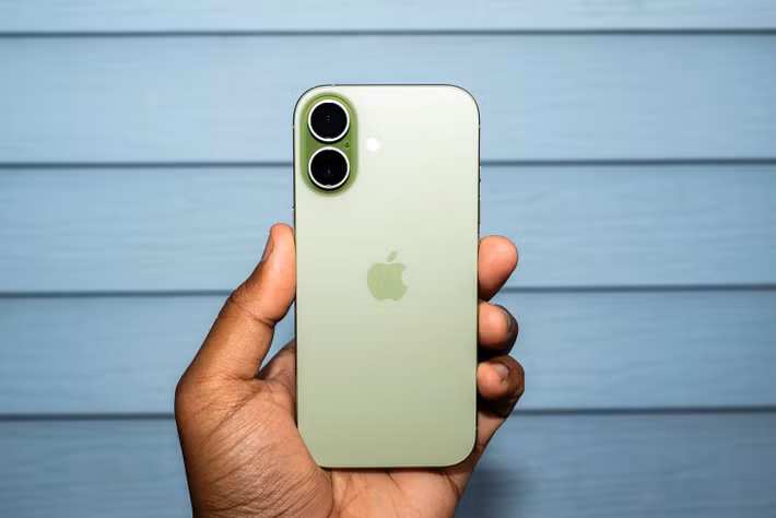 Apple có thể vui vì doanh số tăng, nhưng cũng phải đối mặt với thực tế rằng chính họ đã tạo ra một “quái vật” làm lu mờ dòng Pro.