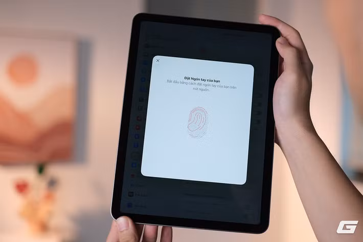 Trong sử dụng thực tế, iPad Air M4 hoạt động mượt mà khi chạy nhiều ứng dụng cùng lúc, đặc biệt khi kết hợp với Stage Manager, bàn phím và chuột, mang lại trải nghiệm gần với laptop.(Ảnh: Genk)