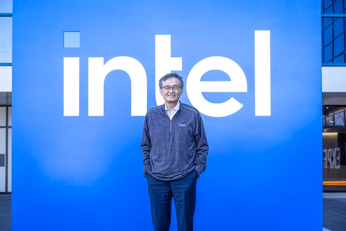 Sự trở lại của Intel gắn liền với vai trò của CEO Lip-Bu Tan, người tiếp quản vị trí lãnh đạo trong bối cảnh công ty đối mặt với nhiều khó khăn, đồng thời thúc đẩy chiến lược tái cấu trúc toàn diện, cắt giảm mạnh chi phí, tinh gọn bộ máy và tập trung đầu tư vào công nghệ sản xuất chip tiên tiến nhằm giành lại vị thế trước các đối thủ trên thị trường.