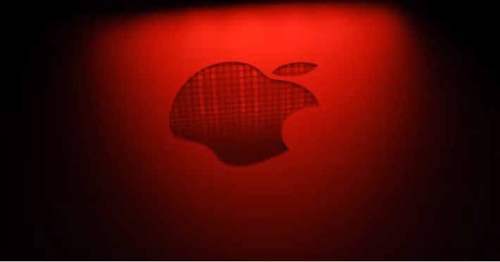 Apple yêu cầu ký code bắt buộc (code signing), container riêng và nhiều lớp bảo mật bổ sung.
