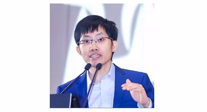 Liang Wenfeng của DeepSeek gây chú ý với mô hình AI cạnh tranh ChatGPT nhưng chi phí thấp hơn.