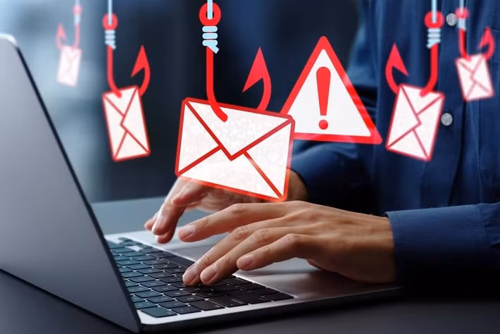 Ngoài ra, quảng cáo độc hại trên các trang web vi phạm bản quyền có thể âm thầm cài mã độc mà người dùng không hề hay biết.