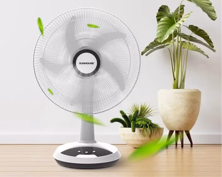 Điểm đáng chú ý là “thủ phạm” thực sự khiến quạt tiêu tốn điện lại nằm ở tốc độ gió, bởi một chiếc quạt chạy ở mức mạnh nhất có thể tiêu thụ điện gấp đôi chế độ gió thấp, bất kể người dùng để quạt đứng yên hay quay liên tục suốt nhiều giờ.