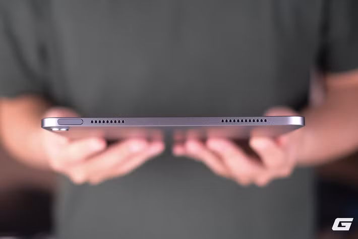 Điểm nâng cấp đáng giá nhất nằm ở chip Apple M4 và dung lượng RAM 12GB, giúp thiết bị vượt trội trong các bài kiểm tra hiệu năng và xử lý tốt các tác vụ nặng như chỉnh sửa video hay đa nhiệm.(Ảnh: Genk)