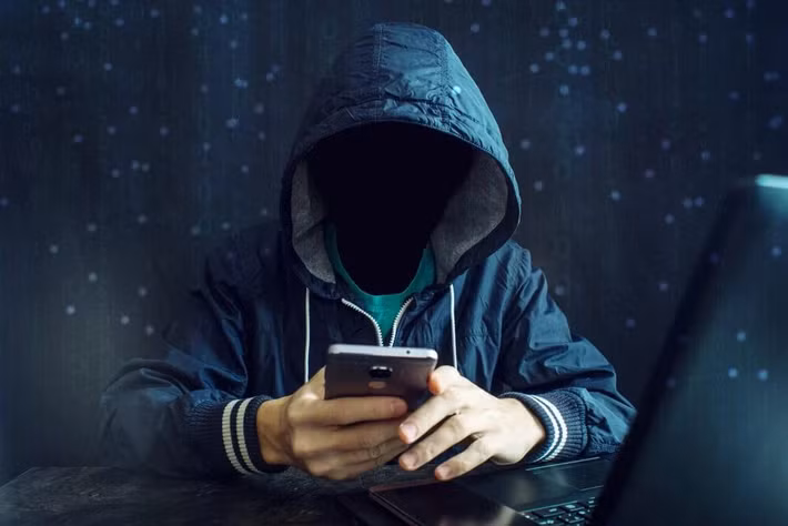 Người dùng bị dụ gọi vào số hotline giả, nơi kẻ gian giả danh nhân viên Apple để lấy thông tin.