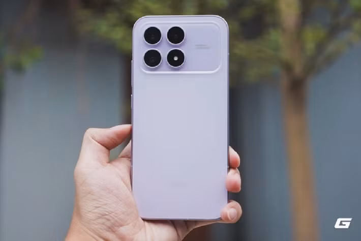 Điểm nổi bật nhất là viên pin khủng 7.100mAh với công nghệ silicon-carbon, hỗ trợ sạc nhanh 100W và sạc không dây 22,5W.(Ảnh: Genk)
