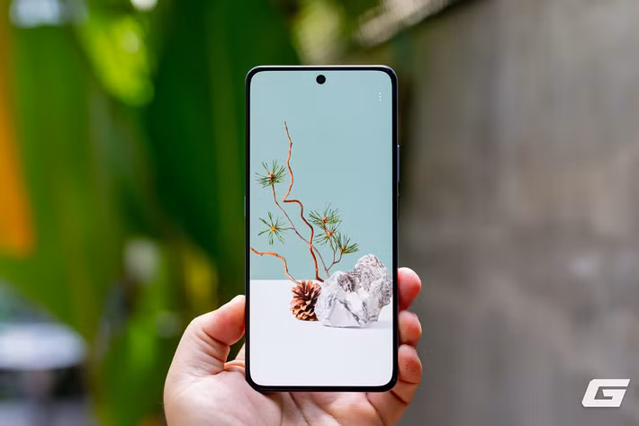 Màn hình AMOLED 6,77 inch Full HD+ đạt độ sáng tối đa 3.000 nits.(Ảnh: Genk)