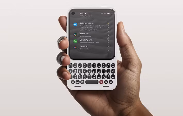 Với màn hình nhỏ gọn, bàn phím cảm ứng có đèn nền và kết nối 5G, thiết bị này được định vị như một chiếc máy phụ tiện dụng.