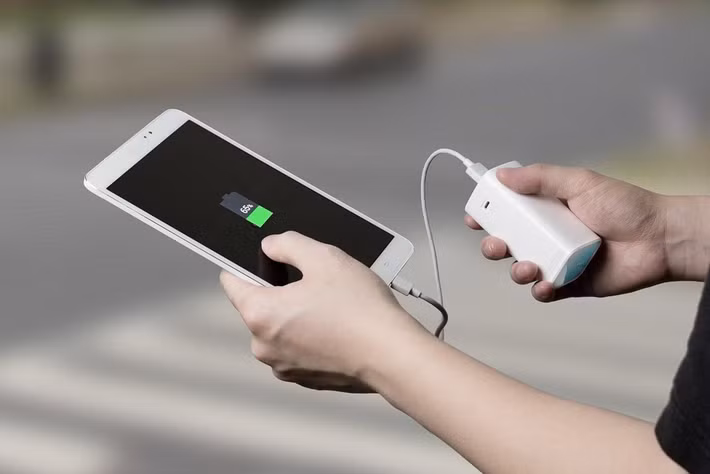 Việc chỉ sạc 80% khiến anh phải mang sạc dự phòng liên tục để duy trì thiết bị.
