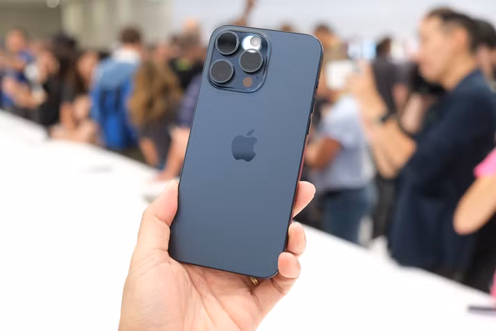 Trong số các sản phẩm đang được săn đón, iPhone 15 Pro Max cũ được nhiều người đánh giá là lựa chọn đáng mua nhất hiện nay nhờ sự cân bằng giữa hiệu năng, camera và độ bền lâu dài, khi sở hữu chip A17 Pro mạnh mẽ, khả năng xử lý mượt mà các tựa game nặng, chỉnh sửa video chuyên nghiệp cùng hệ thống camera 48MP chất lượng cao hỗ trợ chụp ảnh và quay phim ấn tượng trong nhiều điều kiện khác nhau.