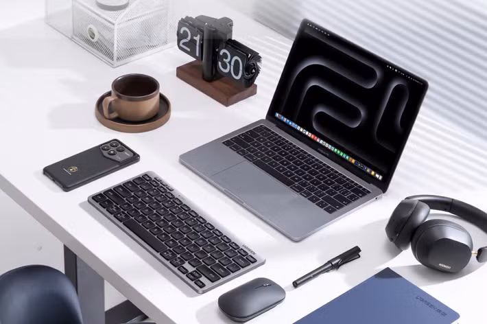 5. Ugreen Slim lại đi theo hướng hoàn toàn khác khi tập trung vào thiết kế mỏng nhẹ, tối giản nhưng vẫn hiện đại, phù hợp với những người yêu thích không gian làm việc gọn gàng, chuyên nghiệp và không muốn bàn làm việc bị chiếm quá nhiều diện tích.