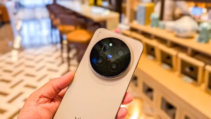 Thiết kế giữ nguyên phong cách cao cấp, bổ sung nút chức năng tiện lợi giống iPhone 17 Pro.