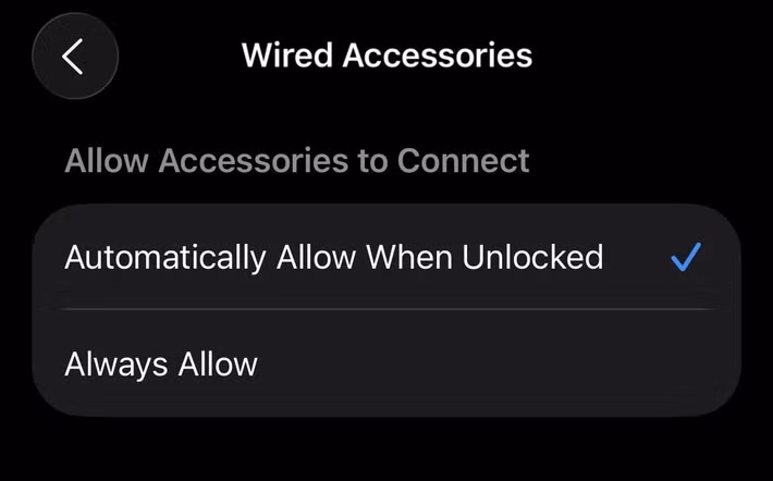 Nếu bật mặc định “Automatically Allow When Unlocked”, iPhone có thể bị đánh cắp thông tin chỉ bằng một sợi cáp sạc giả mạo.