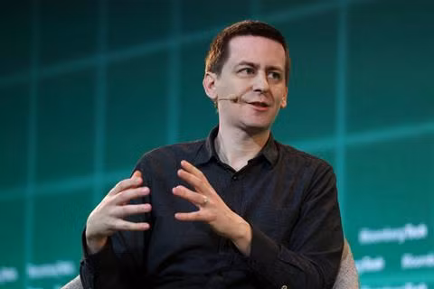 Dấu hiệu rõ ràng nhất xuất hiện khi hai tên tuổi đình đám của Google DeepMind là John Jumper, đồng tác giả AlphaFold và chủ nhân giải Nobel Hóa học 2024, cùng Noam Shazeer, tác giả công trình nền tảng “Attention Is All You Need”, lần lượt chuyển sang Anthropic và OpenAI chỉ trong vòng một tuần.