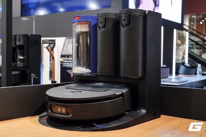 Dyson vừa chính thức giới thiệu mẫu robot hút bụi lau nhà Spot+Scrub AI tại Việt Nam, đánh dấu bước tiến mới trong việc ứng dụng trí tuệ nhân tạo vào thiết bị gia dụng thông minh. (Ảnh: Genk)