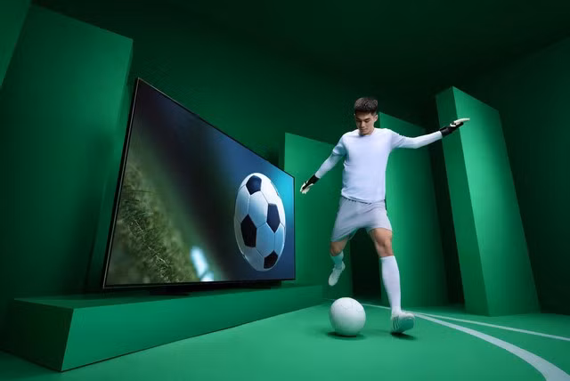 Trong bối cảnh các giải đấu thể thao lớn như World Cup hay những sự kiện thể thao quốc tế luôn thu hút hàng triệu người hâm mộ, nhu cầu sở hữu một màn hình đủ lớn để tái hiện trọn vẹn không khí sân vận động ngày càng trở nên rõ nét, và LG đang hướng tới việc biến phòng khách của người dùng thành một “khán đài riêng” với màn hình siêu lớn 115 inch.