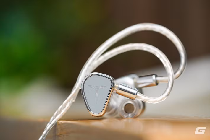 Tanchjim FOLA không còn đi theo triết lý đơn giản quen thuộc mà được “trang bị tận răng” với hàng loạt tính năng mới của tai nghe Chi-fi.