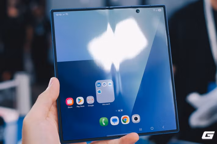 Camera trên smartphone gập cũng bứt phá, khi Galaxy Z Fold7 hay OPPO Find N5 đều sở hữu hệ thống cảm biến flagship, quay video 8K và hỗ trợ AI chỉnh sửa ảnh. (Ảnh: Genk)