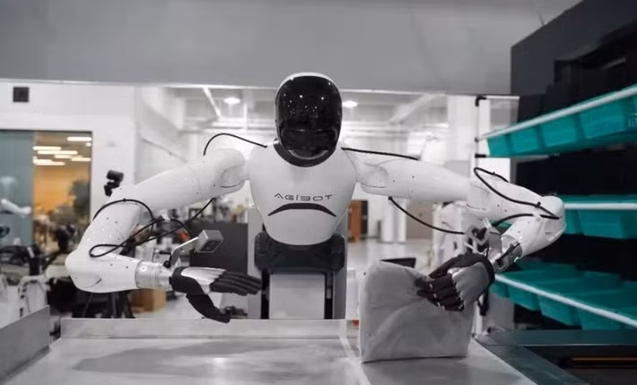 xemptyzxemptyzMột nhà máy sản xuất máy tính bảng tại Trung Quốc vừa gây chú ý khi đưa robot thông minh vào dây chuyền, tạo ra “lực lượng lao động” mới với độ chính xác gần như tuyệt đối trong vận hành công nghiệp.